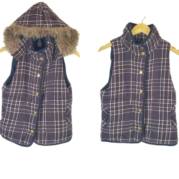 Wet Seal Jackets & Blazers - Wet Seal sleeveless vest with detachable fur hood